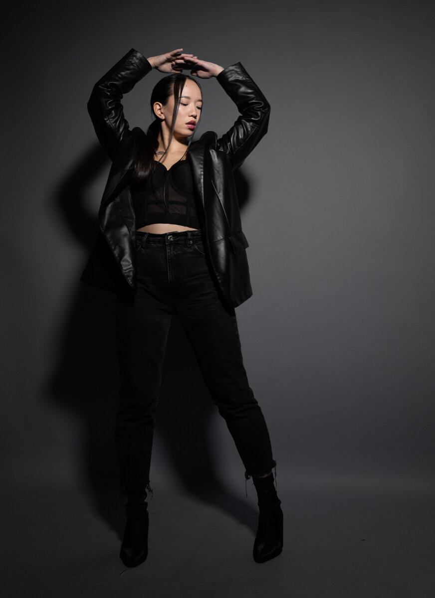  Рекомендую обратить внимание на базовые цвета: чёрный, белый, чтобы иметь возможность сочетать со всем гардеробом. Я ношу пиджак из эко-кожи под пальто осенью, весной и зимой. С джинсами, платьем, юбкой — получается строго, стильно, актуально. 