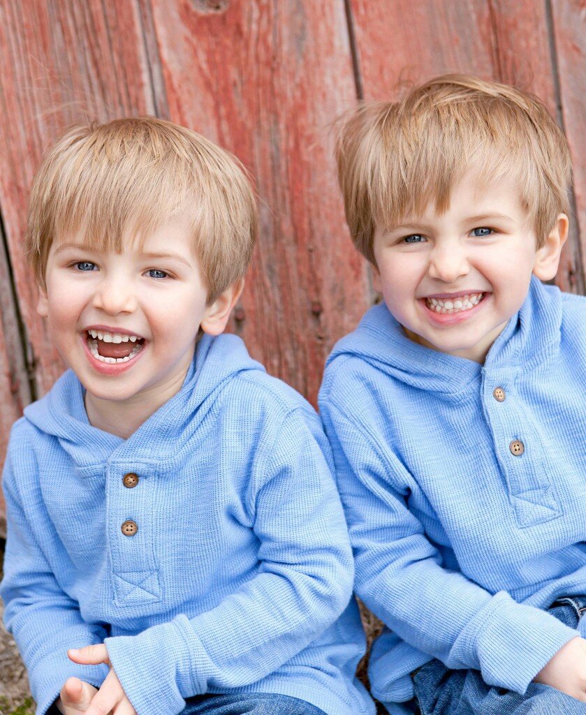 брату из двух близняшек почему то. 2 сестры старшая и младшая. брату из двух близняшек почему то. близняшки иглесиас. близнецы.