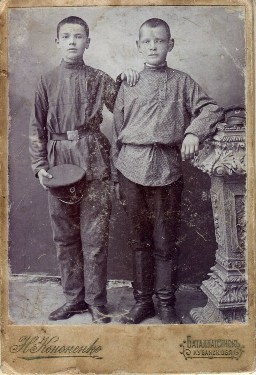 Яков Балахонов (слева) с другом. Баталпашинск, 1904 г.