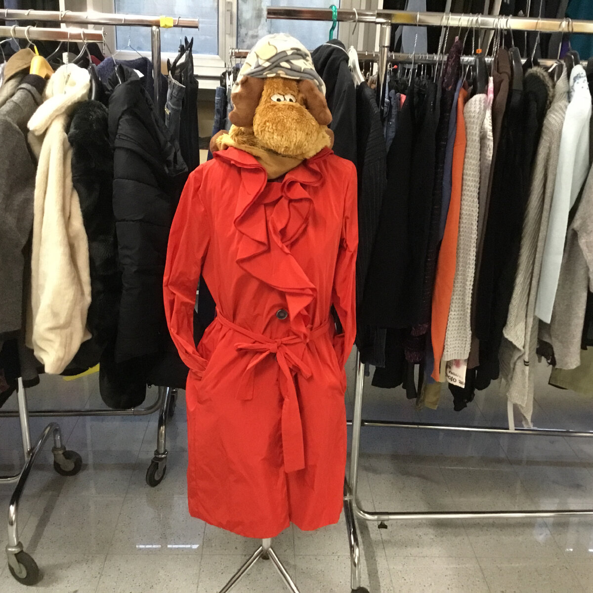 Плащ  недлинный, до колена. 