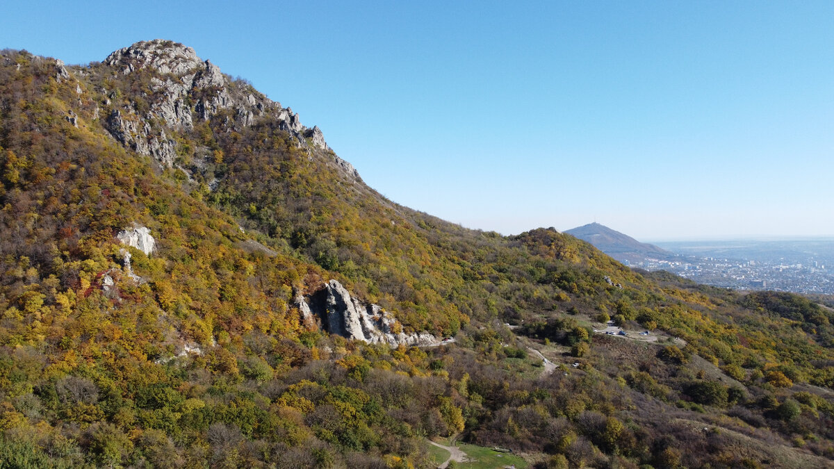 Вид с квадрокоптера на Бештау и Машук (октябрь 2022 года)