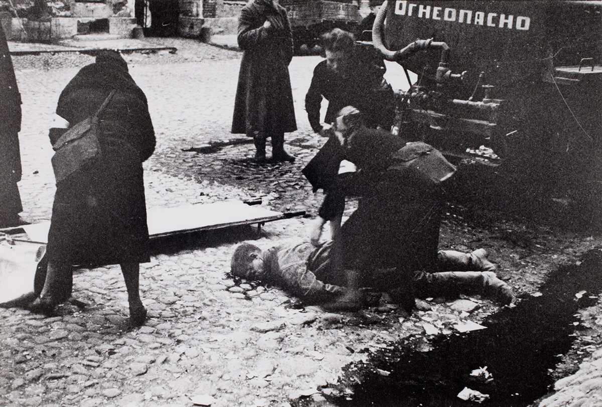 Санитарки оказывают первую помощь пострадавшим после первого обстрела в Ленинграде на Социалистической улице. Фотография Всеволода Тарасевича. 10 сентября 1941 года © Всеволод Тарасевич / Архив РИА «Новости» / CC-BY-SA 3.0 