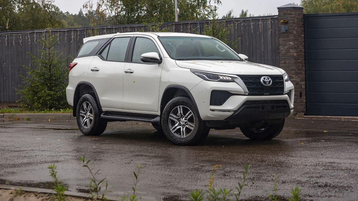 Без мультимедийки и подогревов?! Чем примечателен Toyota Fortuner из ОАЭ |  Журнал Авто.ру | Дзен