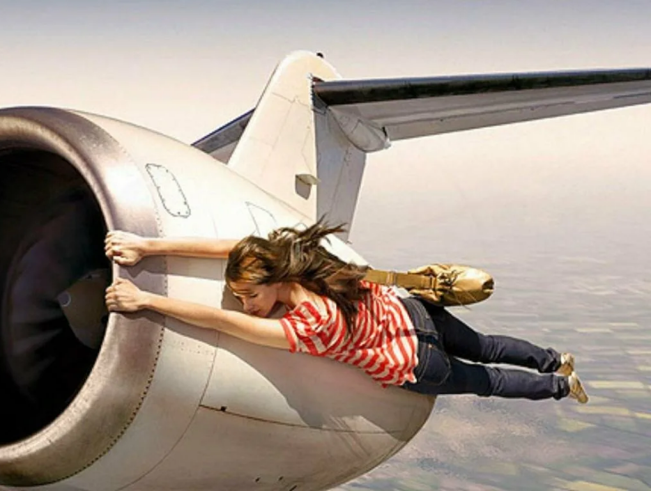 Счастливый самолет. Памятка для полета на самолете. Люди в самолете. Полет вингсьют горы. Путешествие на самолете.