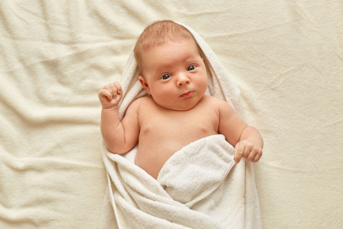 https://ru.freepik.com/free-photo/newborn-baby-wearing-towel-after-bath-cute-tiny-child-lying-on-bed-on-white-blanket-looking-and-studying-outward-things-childhood-and-baby-care_13387904.htm#query=младенец&position=11&from_view=search&track=sph