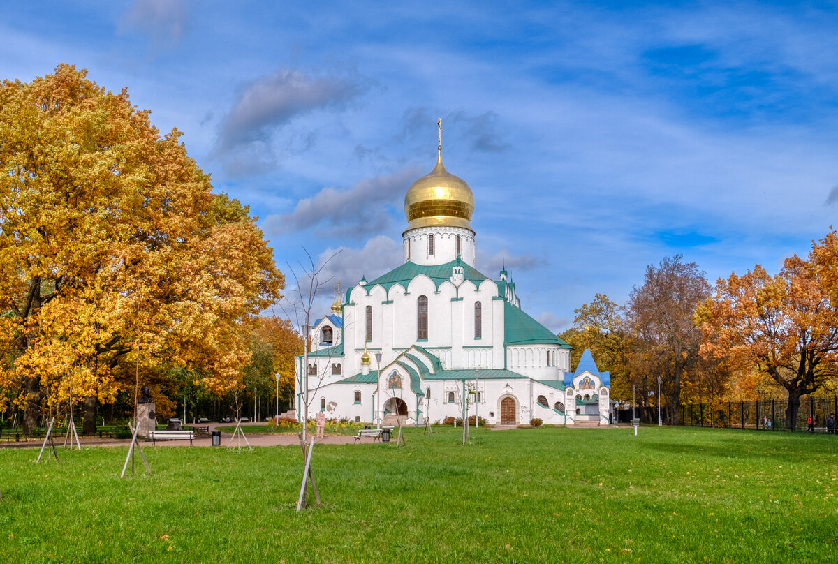 Храм в Кронштадте осень