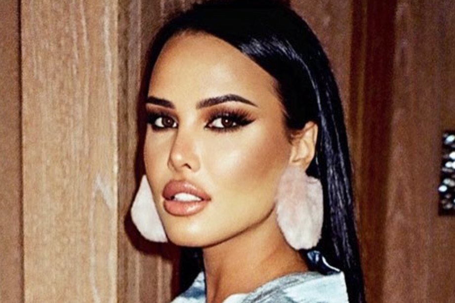     «Я не хочу изменять себе»: Анастасия Решетова в леопардовом платте оголила плечо в Эмиратах