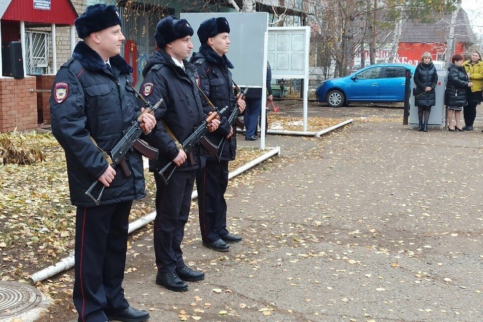     Мемориальная табличка – дань памяти погибшему сослуживцу. Фото: Администрация Курманаевского района