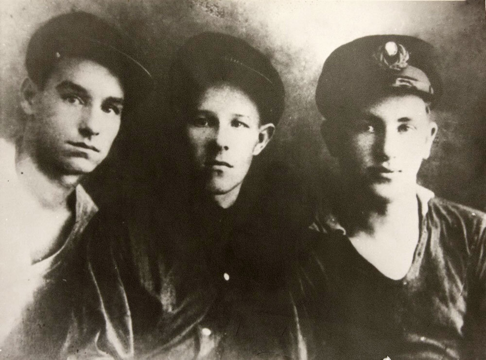 Юрий Андропов (крайний слева) с товарищами по речному техникуму 