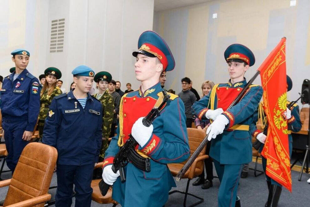   Бойцы разведвзвода батальона «Ямал» подарили Ноябрьску копию своего боевого знамени