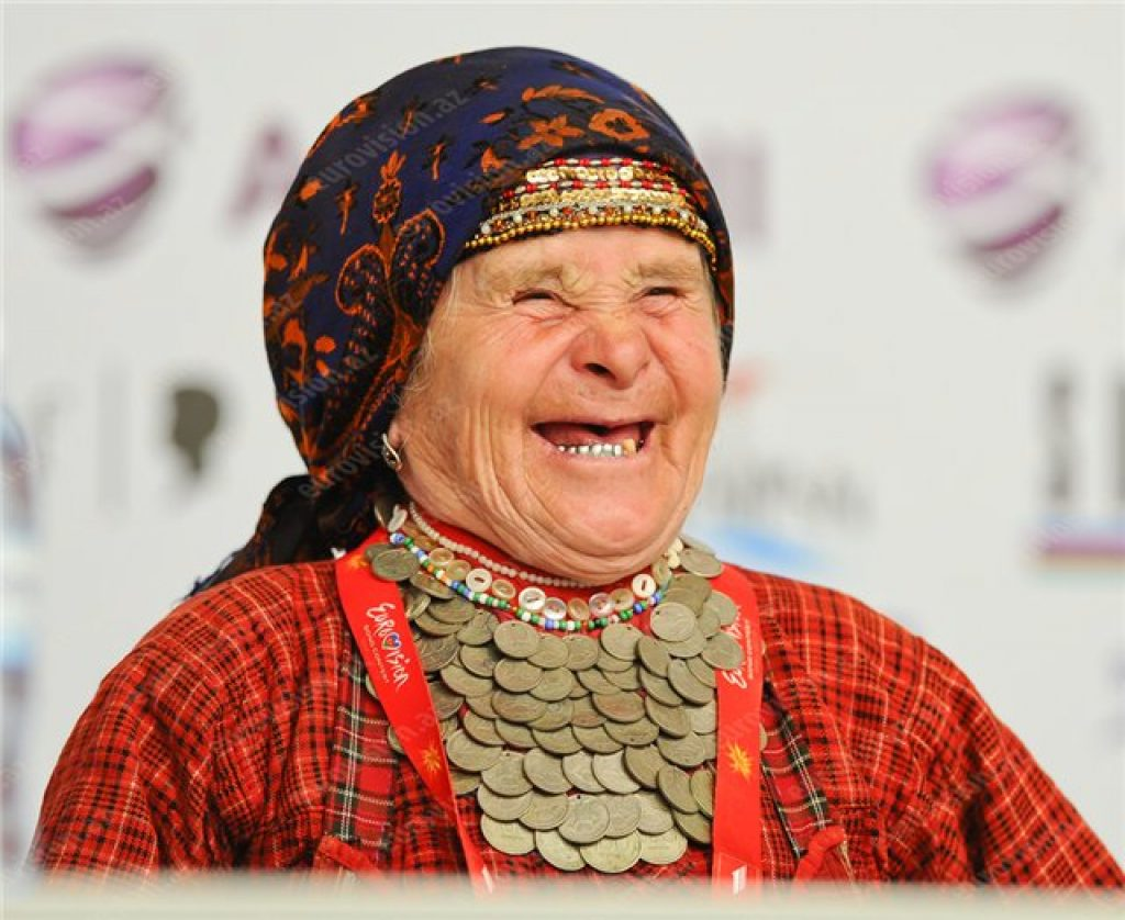 Бабка смеха. Старушка смеется. Бабушка смеется. Бабушка улыбается. Бабка ржет.