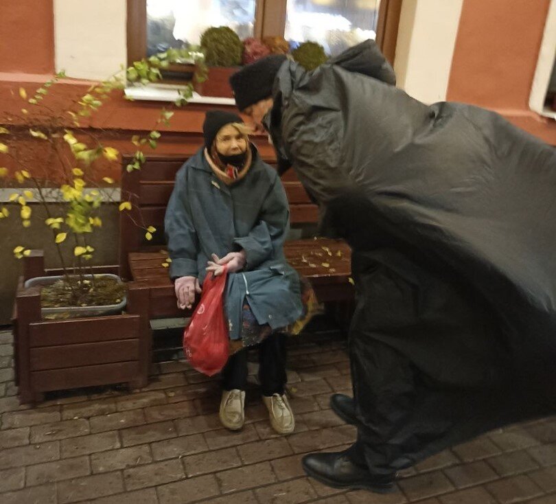    Дежурный улиц отвел ее в Арина Полтанова
