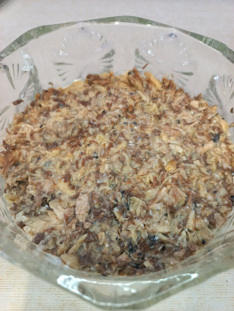 Первый  слой из рыбной консервы