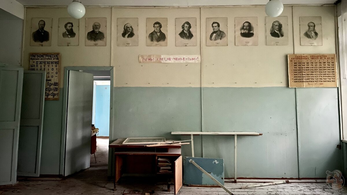 Портал в прошлое? Нашли заброшенную советскую школу, где на доске осталась надпись — "Выпуск 1973 года"!