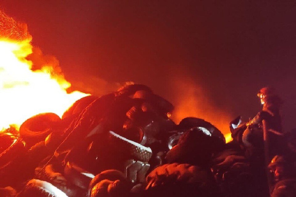     Пожар еще тушат. Фото: vk.com/murman01