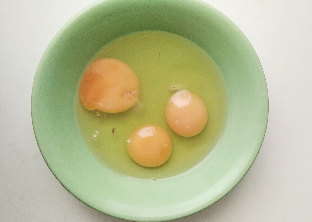 Разбили в миску