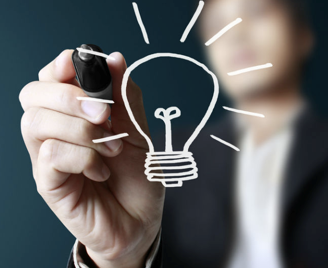 Самый прибыльный бизнес: 4 варианта1. Товары и услуги первой необходимости Один из основных факторов прибыльного бизнеса — высокий спрос. Даже если произойдет финансовый кризис, эта сфера останется востребованной, т.к. удовлетворяет основные потребности людей. К товарам первой необходимости можно отнести: Продукты питания; Одежда; Обувь; Лекарственные препараты. Наиболее выгодным бизнесом из этой сферы будет: Продуктовый магазин; Аптечный пункт; Магазин одежды и обуви. Расходы и окупаемость Разберем на примере аптечного пункта: Первоначальные вложения — 2 миллиона рублей; Ежемесячные расходы — 200 тысяч рублей; Ежемесячный доход 350-400 тысяч рублей; Чистая прибыль от 150 до 200 тысяч рублей; Срок окупаемости 24-36 месяцев. О товарах, которые можно продать с самой большой наценкой,  2. Автомастерская/шиномонтаж Все автомобили периодически требуют плановых осмотров и ремонта. Именно поэтому, автомастерские и шиномонтаж можно отнести к востребованному бизнесу. Это позволяет предпринимателю не прибегать к убеждению клиентов, что им необходимо воспользоваться автомастерской. При этом важно помнить о том, что выделяться среди своих конкурентов нужно. Автомастерская может предоставлять базовые услуги. Также можно открыть небольшой шиномонтаж, который также будет приносить прибыль, при этом изначальные капиталовложения будут гораздо меньше, чем при открытии СТО. Расходы и окупаемость СТО с 6 подъемниками обойдется предпринимателю в 5,5 миллионов рублей. В эту стоимость входят: Аренда помещения; Ремонт; Покупка необходимого оборудования и инструментов; Приобретение запчастей; Мебель; Интернет и телефония. Полная окупаемость наступает через 16-24 месяца. Облачная программа для автоматизации учета на шиномонтаже или автомастерской.3. Вендинговый бизнес На сегодняшний день прибыльность вендингового бизнеса вызывает массу споров и вопросов среди предпринимателей. Несмотря на то, что этот бизнес не требует крупных капиталовложений, в регионах вендинговый бизнес актуален только в отношении платежных и кофейных автоматов. Москва и Санкт-Петербург напротив открыты для новых идей, здесь в автоматах можно приобрести практически все, например: Продажа кофе, чая и других напитков; Продажа продуктов питания; Платежные терминалы; Оплата коммунальных услуг и т.д.  Расход и окупаемость Рассмотрим расходы и окупаемость на примере установки кофейного аппарата. В среднем стоимость аппарата начинается от 100 тысяч рублей и это самое большое капиталовложение, которое вам потребуется. Также необходимо арендовать место для установки аппарата, обычно за один автомат цена не превышает 2-3 тысяч рублей. Если в вашем аппарате будут приобретать по 50 стаканчиков кофе в день, стоимость которых 40 рублей, срок окупаемости аппарата будет примерно 3-3,5 месяца.4. Мойка самообслуживания Мойка самообслуживания — максимально простой старт для новичка в сфере обслуживания автомобилей, т.к. открытие автомастерской потребует некоторого опыта и навыков.  На сегодняшний день мойки самообслуживания пользуются спросом среди автомобилистов. Это связано с экономией средств и возможностью самостоятельно помыть машину именно так, как хочется владельцу транспортного средства. Несмотря на простоту запуска этого бизнеса, расходы могут оказаться выше, чем вы рассчитываете. Расход и окупаемость В среднем мойка на 4 бокса будет стоить около 80 тысяч долларов. Эту сумму сложно назвать небольшой, но она себя окупит. Все мойки самообслуживания работают круглосуточно и не требуют найма большого штата сотрудников. В среднем такая мойка приносить от 15 до 25 тысяч рублей в день. Получается полностью окупит себя мойка примерно через 8-10 месяцев. Облачная программа для автоматизации учета на автомойке.