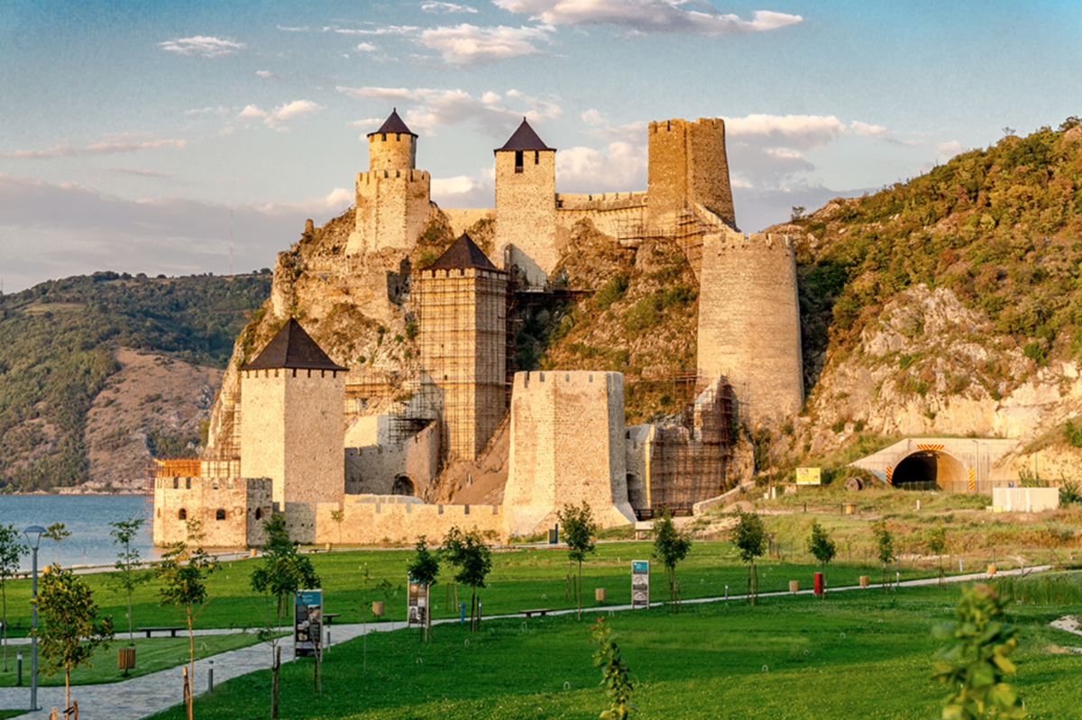 Общий вид крепости Голубац © airserbia.com