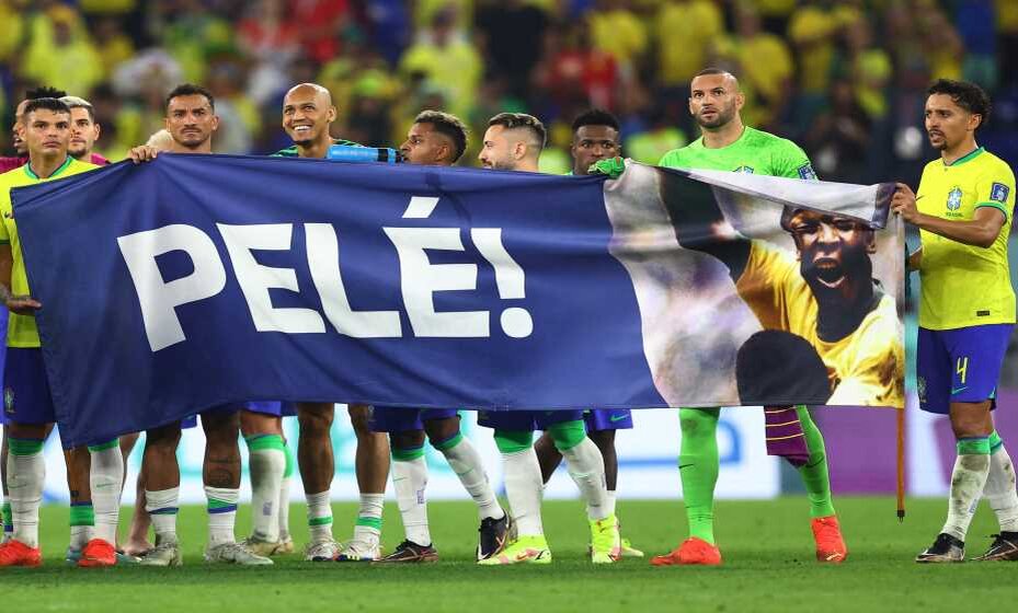    Футболисты сборной Бразилии поддержали Пеле. Фото: Reuters