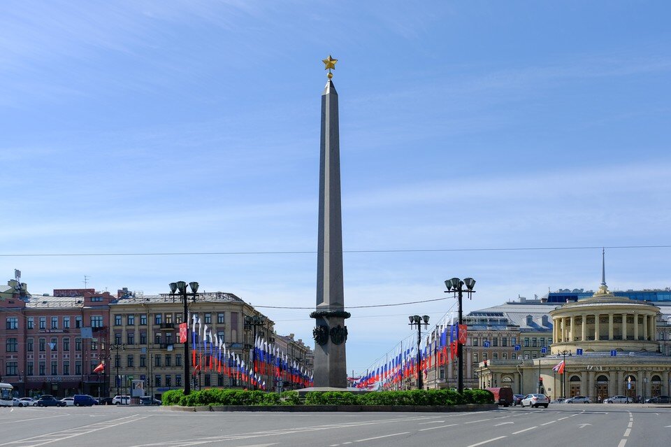     В День Героев Отечества Александр Беглов возложил цветы к обелиску «Городу-Герою Ленинграду» Артем КИЛЬКИН (архив)