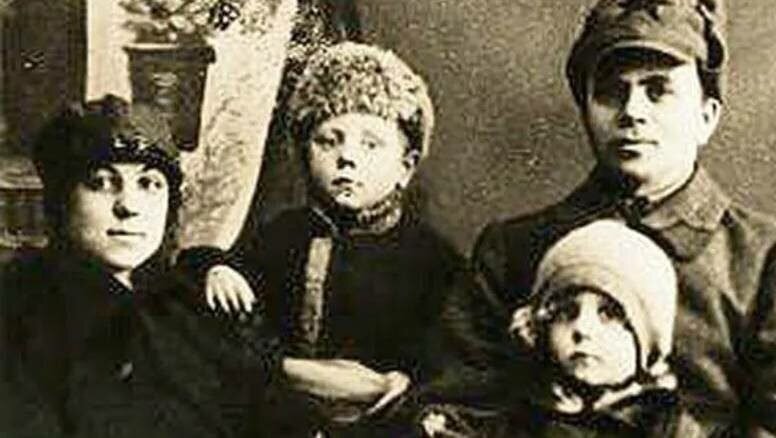Слева-направо:  мать — Елена Болеславовна Росковская (1901—1973), Анатолий Папанов отец — Дмитрий Филиппович Папанов (1897—1982), сестра Папанова