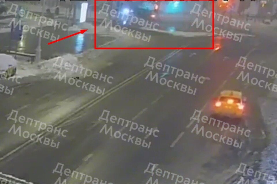     Легковой автомобиль врезался в снегоуборочную технику в ЦАО Москвы Фото: стоп-кадр из видео