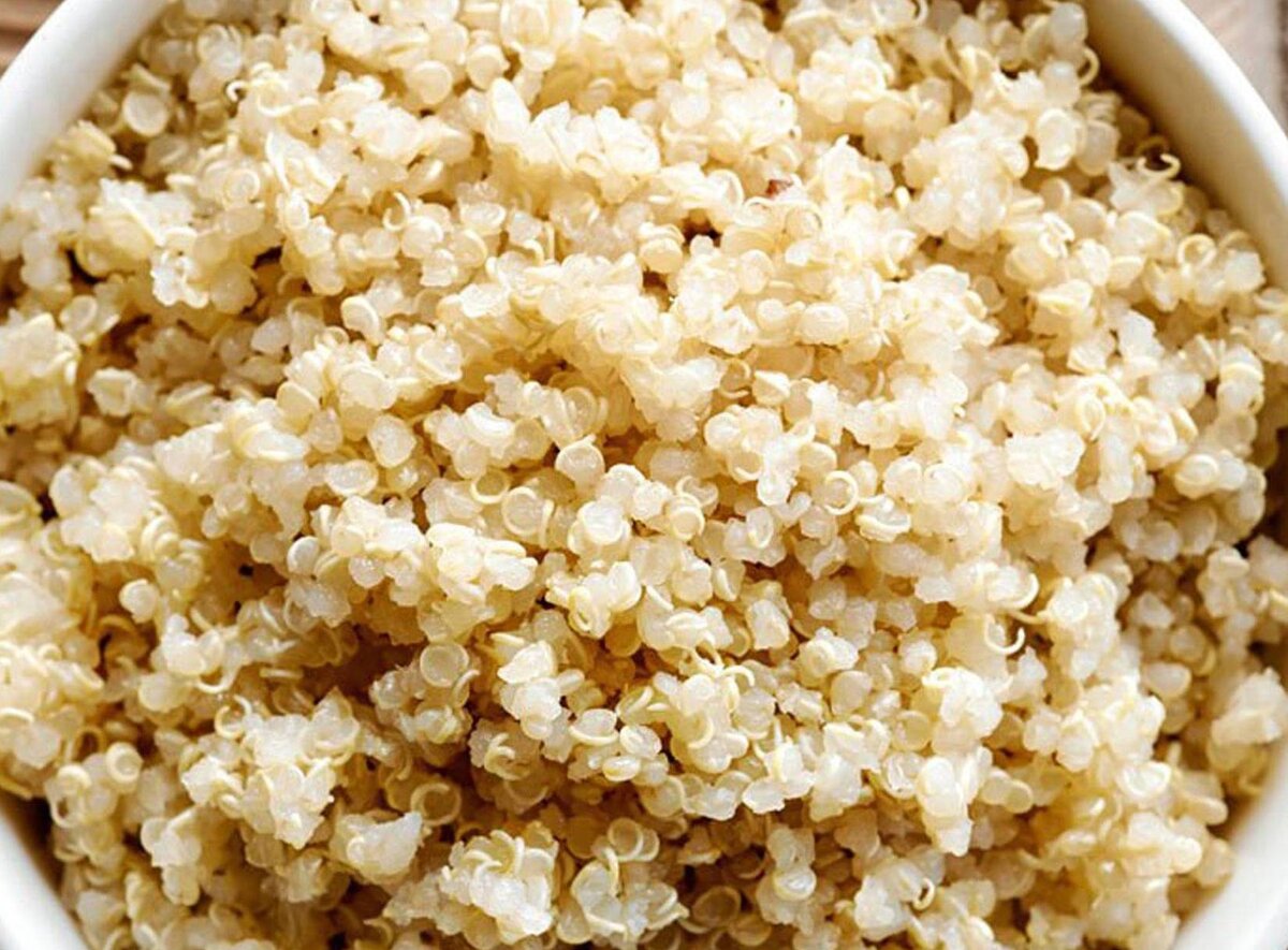 я когда увидела впервые отваренное киноа, то. меня честно смутили отросточки эти, у сырой крупы этого нет!! Оказалось очень вкусно!