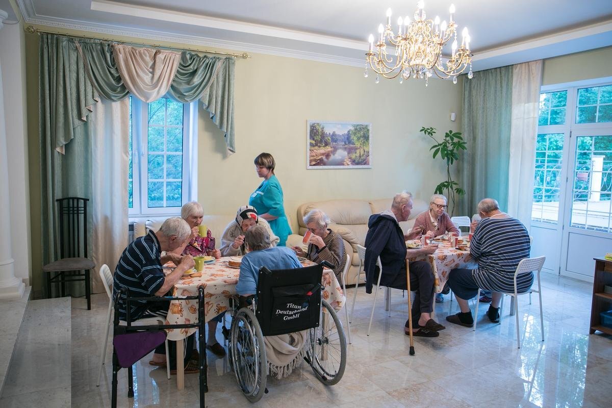Частные дома престарелых в московской. Углич дом престарелых пансионат. Дом престарелых. Дом пенсионеров. Частный дом для пожилых людей.