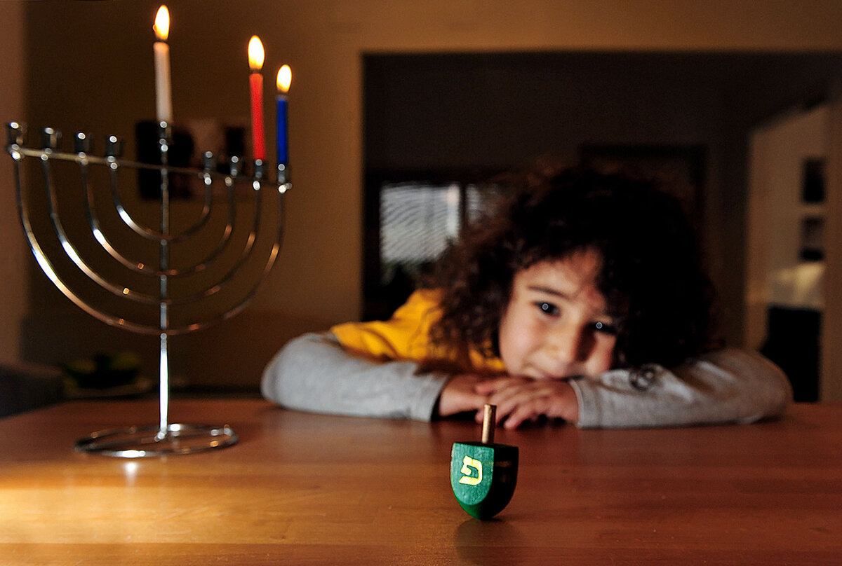   ребенок играет в дрейдл / legion media