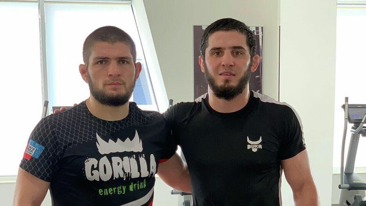    Российские бойцы ММА Хабиб Нурмагомедов (справа) и Ислам Махачев© Фото : Instagram Ислама Махачева
