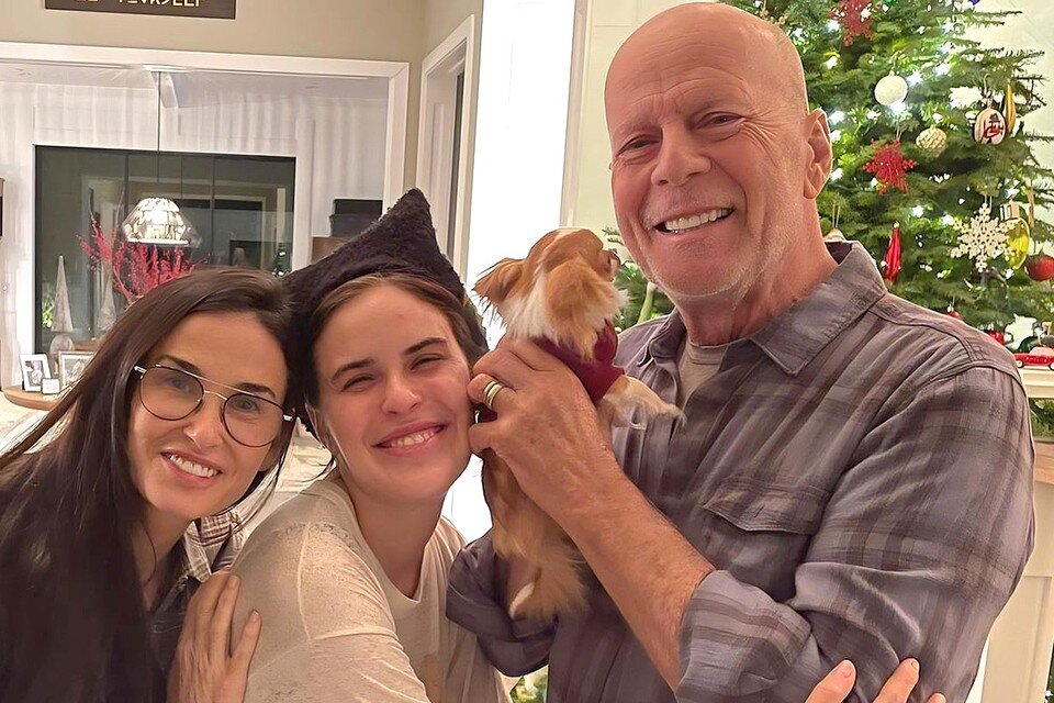     Брюс Уиллис с родными.  Личная страница героя публикации в соцсети