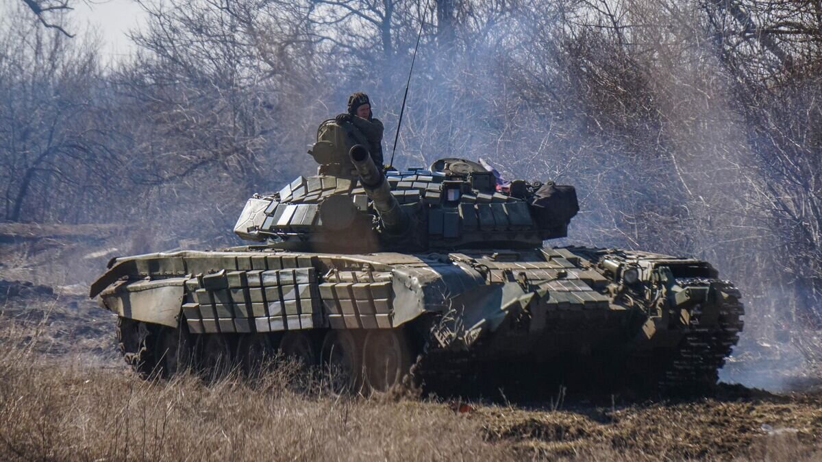    Военнослужащие Народной милиции ДНР ведут наступление в районе линии соприкосновения в поселке Марьинка Донецкой области© РИА Новости / Михаил Андроник