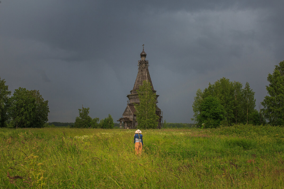 Церковь Сретения Господня и Михаила Архангела в Красной Ляге. Вечер накануне грозы.