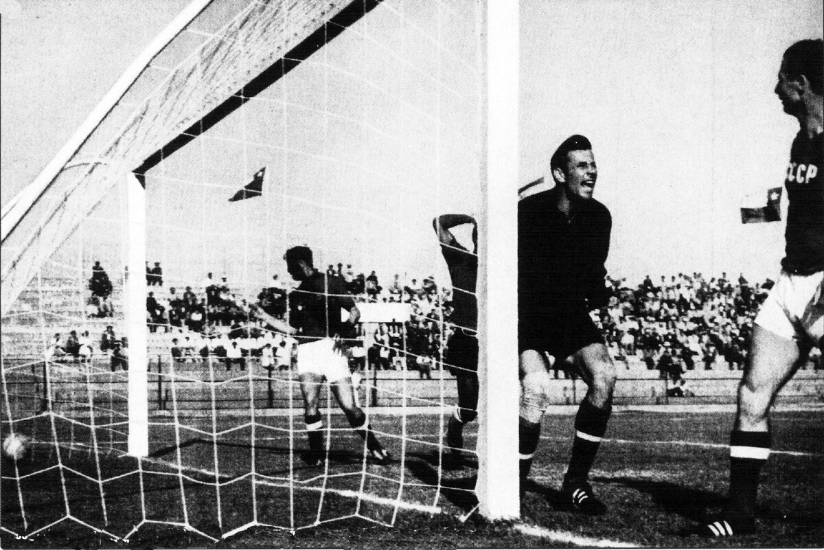 Лев Яшин и Гиви Чохели выясняют отношения после второго гола соперника в матче СССР и Колумбии (4:4) на ЧМ-1962 в чилийском городе Арике 3 июня 1962 года. Фото архив «СЭ»