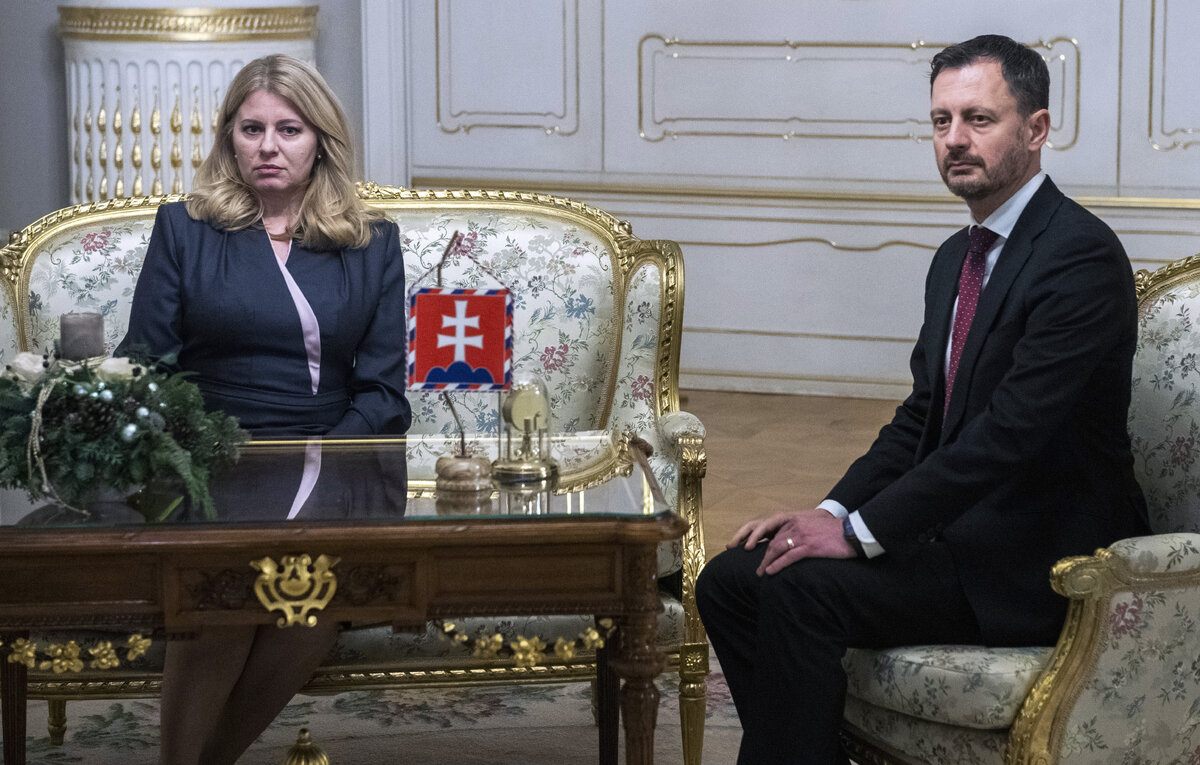    Президент Словакии Зузана Чапутова и исполняющий обязанности премьер-министра Словакии Эдуард Хегер  Jaroslav Novak/TASR via AP