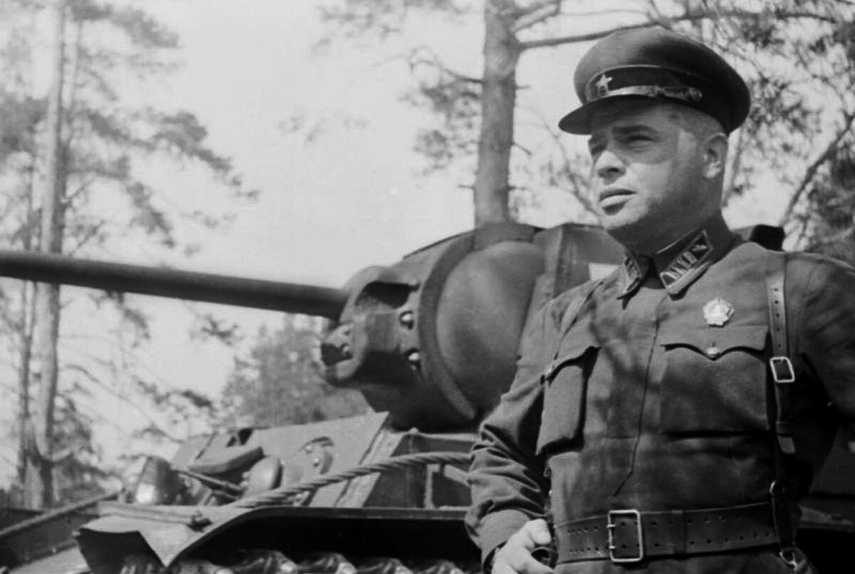В.М. Баданов у танка КВ-1, 1942 г. // waralbum.ru