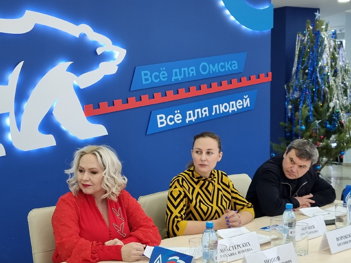 Новый год совсем близко, дорогие друзья!🎄 ❗самое время подумать о том, как его организовать, как устроить праздник для себя и для близких, что надеть, что поставить на стол.
Обычно Новый год - это праздник излишеств. Всегда с ужасом наблюдаю, как люди запасаются на новогодние праздники. у меня такое ощущение, что 31 декабря магазин закроется и не откроится никогда больше. возможно, в некоторых еще "играет" советское отношение - к праздникам "выкидывали" на полки дефицит. Но уже 30 лет прошло, а люди по инерции продолжают скупать что надо и что не надо.
Мы с нашими экологичными коллегами обсудили вопросы экологизации новогодних мероприятий в Штаб общественной поддержки Омская область. я была модератором этого мероприятия, ко мне присоединились
✅Гульнара Мукашева,
✅Евгения Ворокосова,
✅врач-диетолог Анна Жорник,
✅начальник отдела охраны, защиты и воспроизводства лесов и организации выполнения государственного задания Лесное-Хозяйство Омской-Области Инна Вдовина
✅ Юрий Козловский, депутат Омского городского совета, координатор проекта "Зеленая экономика"
✅ Игорь Попов, депутат Законодательного Собрания Омской области, региональный координатор партийного проекта За экологию | «Чистая страна»
Получилась очень содержательная и интересная беседа. Инна Вдовина рассказала о том, что в Омской области в этом году планируется заготовить 20.000 🎄🎄🎄 новогодних деревьев. Это официальная, санкционированная вырубка. ее проводят в местах, где хвойные растут слишком близко друг к другу и называют "профилактическая рубка". на сегодня заготовлено уже около 6.000 елок. И важно, что весной обязательно начнутся лесовосстановительные работы, и хвойные вновь будут высажены. Хотя с момента посадки до момента, когда елочка появится в нашей квартире, должно пройти не менее 10 лет. Инна Вдовина пригласила участников Штаба к лесовосстановительным работам и дала телефон прямой линии "Лесной охраны": 88001009400.
мы также обсудили вопросы утилизации живых елей, сосен и пихт. Гульнара Мукашева напомнила о том, что торговый центр "Мега" и в этом году парк культуры "Зеленый остров" займутся сбором новогодних деревьев. Хвоя может отправиться на корм животным, а стволы - в щепу, которой можно подстилать вольеры.
Евгения Ворокосова напомнила о том, что искусственные елки не перерабатываются, но это в некоторой мере оправдывает срок их службы.
Гульнара Мукашева и Евгения Ворокосова рассказали о том, какие экологичные подарки можно дарить близким: это могут быть сумки-авоськи, тканевые шоперы, многоразовые бахилы. А Евгения Ворокосова показала оригинальные поделки из фольгированных чайных пакетиков.
Анна Жорник призвала к гастрономической разумности. Так, врач-диетолог не рекомендовала в новогоднюю ночь налегать на майонезные салаты, жирное и жареное, не ждать 12 часов, чтобы сесть за стол, а дневное потребление пищи разделить на стандартные завтрак, обед и ужин. кроме того, диетолог рассказала о том, что женщине допускается выпить 200 граммов сухого красного вина (или 30 граммов крепкого алкоголя), мужчине - 300 граммов вина (или 50 граммов крепкого алкоголя).
и пара фактов:
❗❗❗ 30% готовой еды выбрасывается. подумайте, а нужно ли вам на Новогоднем столе такое изобилие?
❗❗❗ 40% подарков передаривается или выбрасывается. Не стесняйтесь говорить о то, что хотели бы получить в подарок. не стесняйтесь говорить о том, что хотели бы подарить вы!
#начистоту
#экоОЖ
#экософия
#экосборнаяроссии
#эколидер
#экожурналист
#татьянамастерских
#чистаястрана
#ЕР
#ЕР55
#эковики
#разумноепотребление