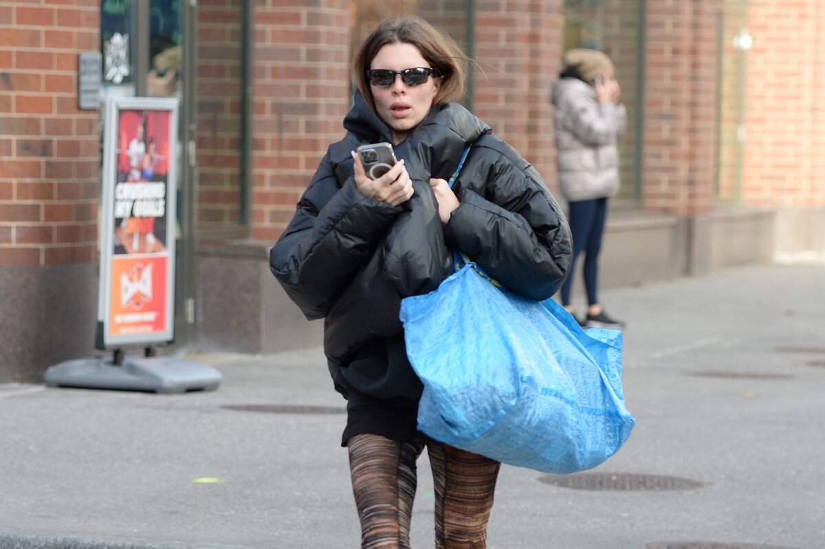     Новый наряд Джулии Фокс назвали нелепым