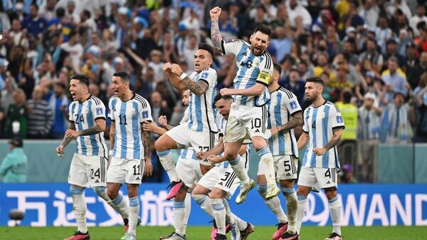 Сборная Аргентины в третий раз стала чемпионом мира по футболу, обыграв команду Франции в финальном матче чемпионата мира по футболу в Катаре.