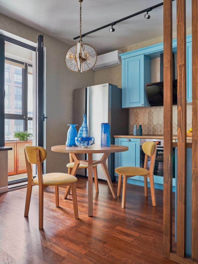 На 36 кв.м. - спальня, кухня, гостиная, гардеробная и красочный уютный интерьер