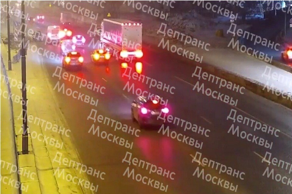     На месте ДТП работают оперативные службы города  Департамент транспорта Москвы