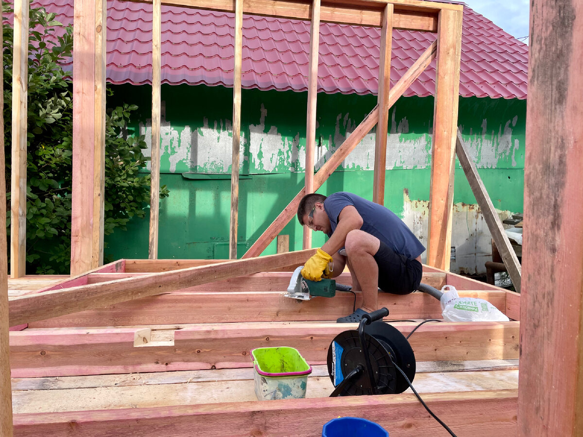 В процессе врезки укосин, правда стена другая