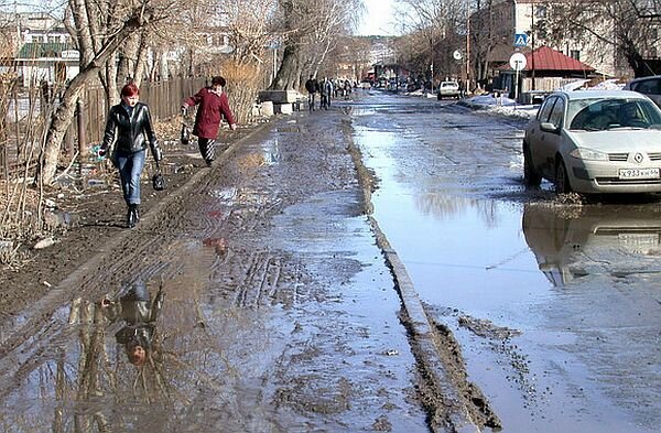 Грязь на тротуаре и дороге. Фото с сайта donnews.ru