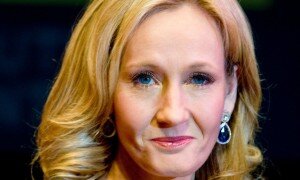 По сообщению «The Guardian», бывшую личную помощницу известной романистки, литературной мамы Гарри Поттера, английской писательницы Джоан Роулинг суд обязал выплатить автору £18,734, мошенническим образом присвоенные или потраченные ею на личные нужды. Эти деньги Джоан Роулинг после выплаты ей намерена пожертвовать своей благотворительной организации «Lumos», которая борется за то, чтоб все дети воспитывались в семьях, а не детских домах.