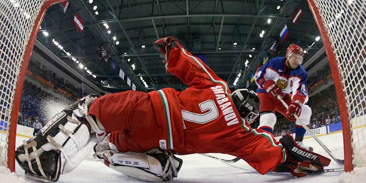   Национальному виду спорта Канады, хоккею на льду, было отведено значительное место на Играх в Ванкувере. Матчи проводились ежедневно на протяжении олимпийской программы.