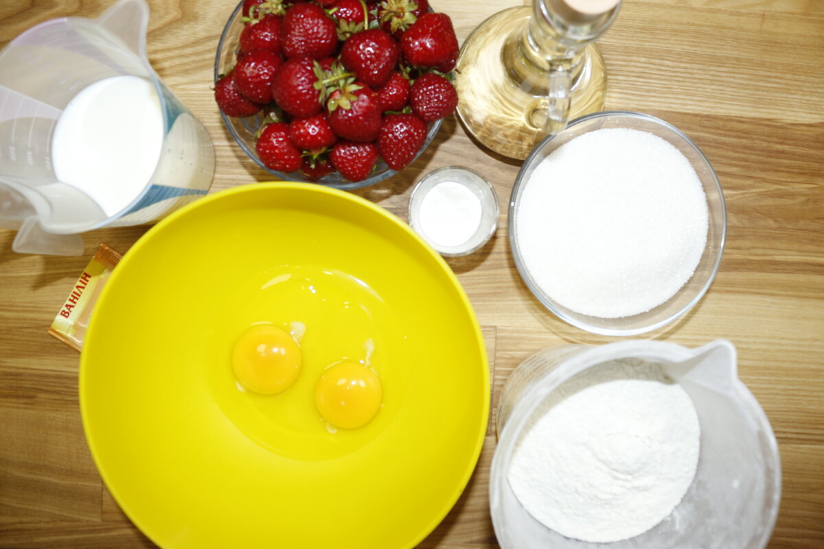 * я  сегодня использую клубнику, но можно взять любые сезонные ягоды или фрукты по своему вкусу и желанию