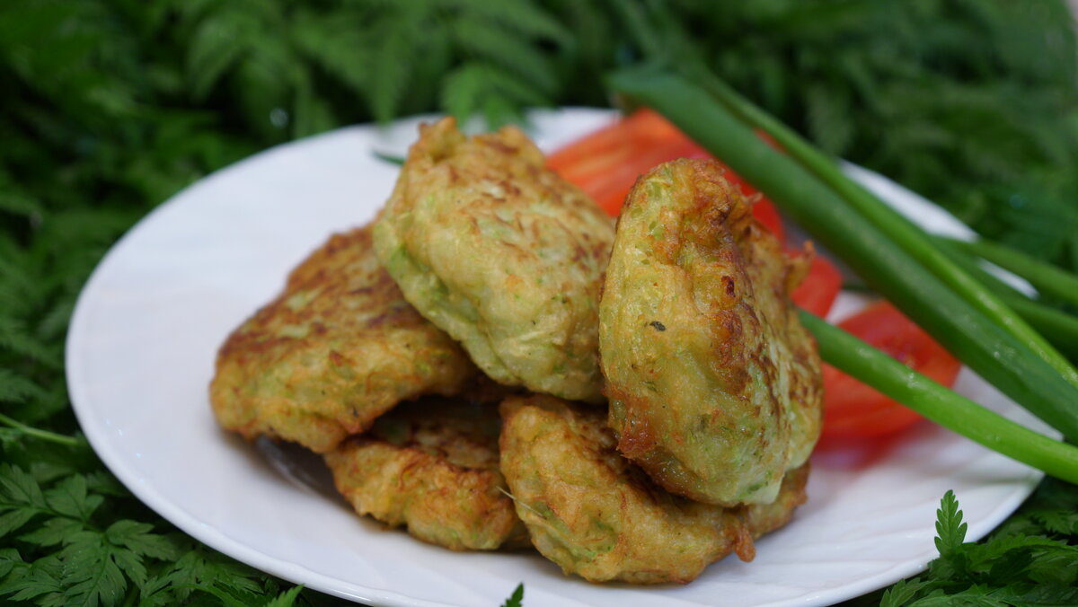 Кабачковые оладьи с зеленым луком