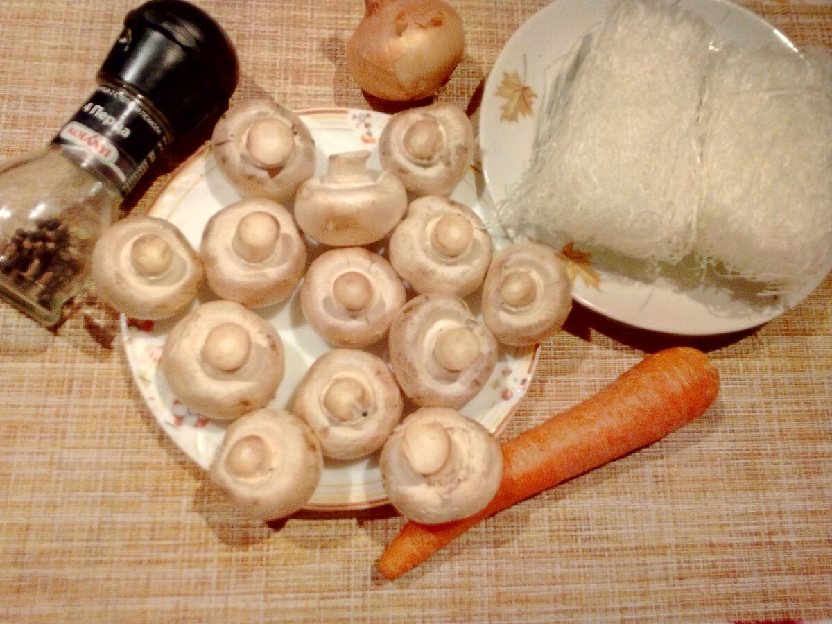 15 минут и вкусный, низкокалорийный ужин готов. Фунчоза с шампиньонами.