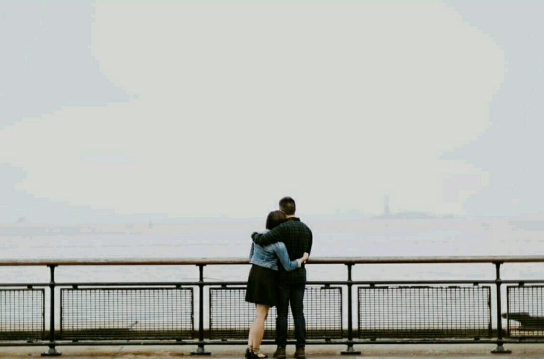 Личностный рост — популярнейшее хобби современного человека. Ориентация на личность, ответственность на себя, самоанализ стали важнейшими инструментами работы над собой, своим характером, своими проблемами. И всё бы хорошо, если бы человек, который работает над собой, жил в замкнутой системе себя самого. Уйдя в горы, медитируя каждый день, он научился бы наслаждаться рассветами, закатами, каждым моментом своей жизни. Он улыбался бы птицам, солнцу, ветру и принимал бы любые изменения без критики. Он посылал бы всем существам на земле свою благодарность и любовь, а они бы грелись в лучах этих посылов.  
Для кого такой путь был бы возможен? Боюсь, что только для библейского Адама, у которого была полная свобода и полная гармония в отношениях с окружающим миром, пока ему не привели Еву. А если сюда добавить важного участника — змея-искусителя, то станет понятно, что в этом треугольнике было три вершины с разумом. Тем самым разумом, который так или иначе влиял на жизнь другого.

Как только человек покидает свою замкнутую систему — пещеру, шалаш, хижину, квартиру или просто отрешённость от всего внешнего — и встречает других «разумных» существ, он неминуемо вступает в конфликт под названием «отношения». 

На наше счастье люди рождаются не одинокими. Как правило, у большинства есть родители или один из них. И эта школа отношений начинается с нуля. Нас готовят к жизни те, кто нас любит, даже если родители — никудышные воспитатели и педагоги. Но тот посыл, что родители хотят для нас лучшего и безопасного, пусть и исходя из своего однобокого опыта, всегда достаточно высок. Гораздо выше, чем посыл психолога, который давая платные консультации, по большому счёту, не испытает на себе последствий собственной же работы. Клиент выйдет за его дверь и пойдёт менять себя и окружающих своим поведением, а психолог будет в это время заниматься уже совсем другими людьми. 

Личностный рост ориентирован на единицу, а не на команду. Он учит нас самосовершенствованию. Но эталона при этом нам не видно и не слышно. Мы судим о своих успехах только по личным ощущениям — хорошо нам или нет, комфортно или не очень. И по нескольким статьям и множеству комментариев, которые я прочитала на эту тему, люди всё больше обращаются к философскому пониманию жизни, обращению к себе, опасно приближаясь к той самой замкнутой системе Адама, с которой мы начали этот разговор. 

Скажу даже больше. Адам — это не крайняя стадия. Мы приходим к пониманию того, что мы демиурги своей судьбы, творцы собственной жизни. Мы принимаем ответственность целиком на себя, при этом обвиняя родителей в том, чего они и не делали, принимая ложную память и ошибочные воспоминания за правду. Когда на тренинге нам задают вопросы: «А вас обижали родители? Вам было обидно? Вы испытывали боль от отношений с вашим партнёром?», мы все как один киваем и тут же вспоминаем о боли, страданиях, к которым апеллирует говорящий. И всё это идёт лишь от формулировки вопроса. Мы приходим, чтобы нас избавили от боли, а для этого нас сначала с головой заново окунают в эту боль, чтобы мы якобы отпустили её. 

А что если бы у нас спросили: «А как вы чувствовали любовь своей матери? Как ваши родители заботились о вас, когда вы болели?». И, о чудо, все мы наверняка вспомним, что уже при 37,2 нас оставляли дома, а не вели в школу. 

Все мы стали сами себе врачами. Мы учимся наедине с собой, мы слушаем непрофессионалов, при этом не работая над самими отношениями. Мнение тренеров, коучей стало гораздо важнее заботы и переживаний близких, с которыми, на самом деле, мы и будем дальше жить, и с ними нужно строить эти отношения. 

Есть практика работы с психологом парами — то есть вы со своим спутником идёте к третьему лицу, который не даёт вам убить друг друга, пока вы высказываете претензии. Это важно для тех, кто не умеет общаться со второй половиной, а замыкается в себе. Главный вопрос на таких сеансах «а вы не пробовали вот это сделать так…?», который задаётся одному из говорящих, по сути, показывая, что всегда есть альте
 
рнативное поведение. И если что-то не работает, то нужно менять этот метод. 

Давайте же возьмём это за основу. Работая над отношениями с конкретным, совершенно определённым человеком, важно понимать, что если что-то не работает, то нужно искать альтернативный путь. Психологи говорят, что человека нельзя изменить, пока он сам не захочет. И это нам тоже пригодится. Если вы готовы работать над отношениями, вы задаёте вопросы, вы просите объяснить вам, как себя вести, чтобы спутнику было комфортно, а он просто молчит, то ему стоит обратиться к психологическому «логопеду», который научит его говорить, выражать словами свои чувства. Я бы порекомендовала таким людям курсы ораторского мастерства, чтобы они могли доносить свою мысль до окружающих.

Когда у ребёнка проблемы с речью, он никак не может выразить и свои чувства. Он плачет, ругается, впадает в истерику, так как, не зная средств выражения эмоций иначе, он не может объяснить их самому себе, а уж тем более, не способен передать это другим. Но как только налаживается речь, появляется лексика, выражающая внутреннее состояние ребёнка, начинается конструктивная беседа. Родители слышат, что ребёнок устал, расстроен, испуган, растерян, смущён. 

Ограниченность современной речи рождает ограниченность понимания между людьми и сложности во взаимоотношениях. 

Итак, объяснив предысторию работы над отношениями с психологической помощью, я нацеливаю вас на использование инструментов психологов, но применимо к отношениям реальным, а не будущим, потенциальным. 

Проговаривание

Важно учиться озвучивать свои чувства. Это совершенно противоположное выбросу эмоций в скандалах и пререканиях. Напротив, вы убираете весь эмоциональный пласт и говорите ровно то, что на самом деле стоит за всем этим ворохом — ваши чувства и переживания, как если бы вы говорили о себе в третьем лице. 

Осведомлённость

Когда вы разбираетесь с собой в одиночку, с психологом или без, ваш партнёр остаётся в неведении. Он не знает, что вы уже забежали на две главы вперёд по саморазвитию и не ждёт никаких изменений, каждое из которых равно стрессу для неподготовленного человека. Любая внезапность и непредсказуемость в отношениях может сыграть не в те ворота. Если вы читаете книгу, обсуждайте ключевые моменты со своим партнёром, чтобы он понимал, почему вдруг вы стали меняться, особенно, если вы ждёте от него какой-то реакции.

Оставьте в покое тесты

Кого не раздражают тесты при поступлении на работу? А факт того, что внутри опросника на пять страниц, по сути, только пять вопросов имеют ценность как скрытая характеристика ваших намерений и поведения? В отношениях любые тесты — это крайняя степень неуважения. Учитесь задавать вопросы напрямую, а не исподтишка. И учитесь отвечать на вопросы. Если вам его задали, то это заботит вашего партнёра, вам должно быть это важно. Не судите партнёра по вопросу, старайтесь слышать то, что он хочет понять этим вопросом.

Хорошая память на хорошее

Если вы вместе с каким-то человеком, значит, вам без него хуже, чем с ним. Мотивы могут быть самые неожиданные, вплоть до саморазрушающих, но все мы разные люди, и на определённом этапе понимания себя мы не можем поступать иначе, пока этот этап не будет пройден. Тем не менее, будьте внимательны к хорошим воспоминаниям, фотографиям, видео, которые объясняют вам, почему вы всё ещё вместе с этим человеком. Насторожить вас должно только отсутствие свежих воспоминаний. Если им несколько лет, то, возможно, ваши отношения закончились тогда же. Вы можете либо воскресить их, либо просто разойтись. Нельзя спокойно продолжить то, чего уже нет. 

Возрождение

Вам придётся пройти все этапы заново. От знакомства до новых отношений. Научиться интересоваться тем, кто ваш спутник сейчас. Научиться отпускать его и себя прошлого. Видеть в нём заново человека, который может сделать вас счастливым. А вы — его.

Автор: Елена Альмалибре