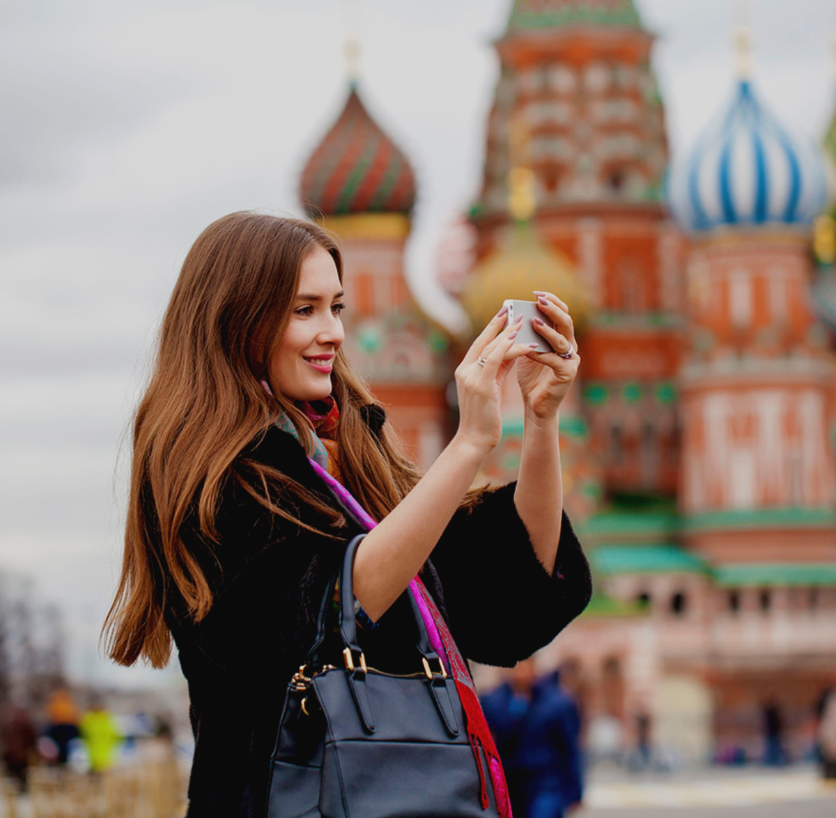 Подруга москва. Девушки у Кремля. Люди из Москвы. Поездка в Москву. Фото в Москве девушки весной.